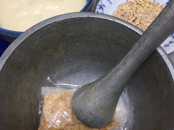 再把杏仁和玉米片搗碎就可以囉