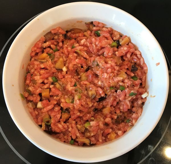 將所有食材以及調味料放入蒸碗中, 用筷子稍微攪拌均勻.