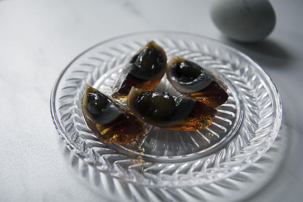 皮蛋剝去外殼後切分為四等份備用；將醬油膏、烏醋與香油混合成醬汁備用。