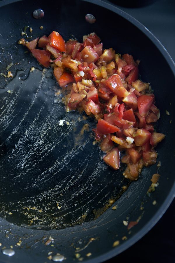 等到蕃茄汁稍稍收稠後推到鍋子的邊邊，倒入炒油（2），油確實燒熱後倒入蛋液，馬上用鍋鏟子快速攪動，讓所有蛋液均勻吸附油脂後倒入蕃茄丁與茄汁。