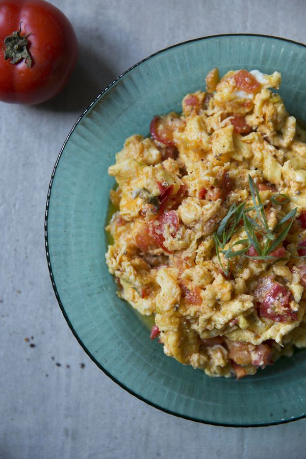 等蛋液半凝結後關火，以鹽與白胡椒調味即可起鍋。