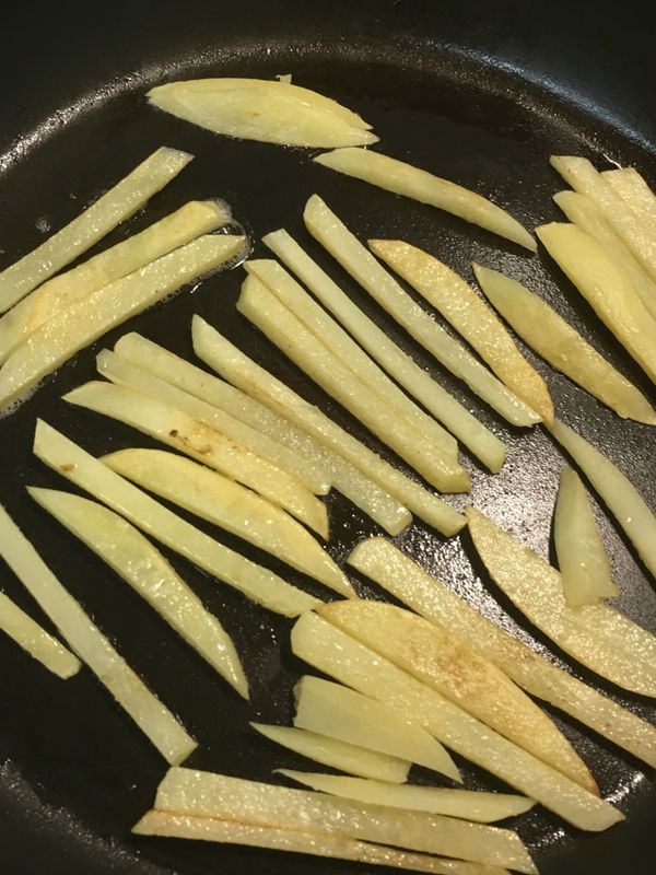 將切好的地瓜和馬鈴薯先用電鍋蒸5分鐘，讓食材熟了即可
，起油鍋，加入20克奶油，中小火煎馬鈴薯至金黃色即可