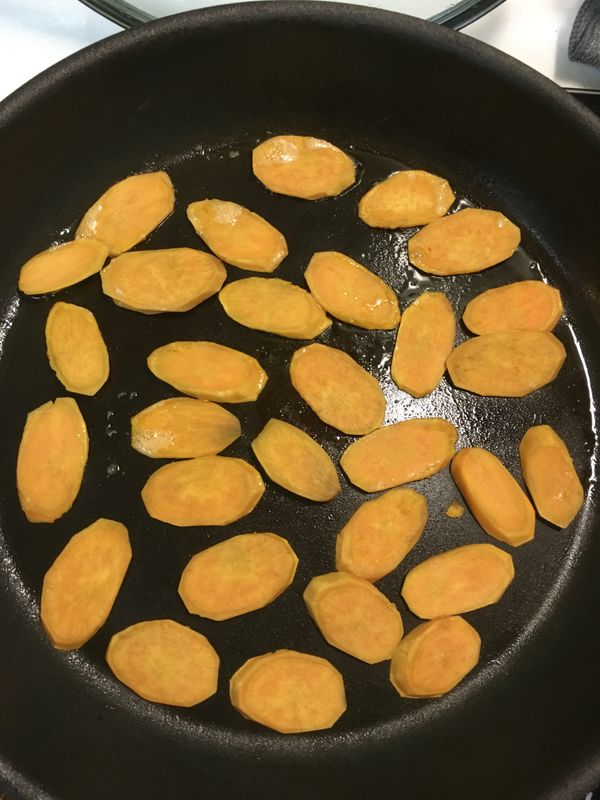 同鍋，加20克奶油，煎地瓜片至微脆即可