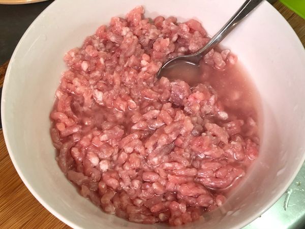 加入酌量的開水打水清洗一下