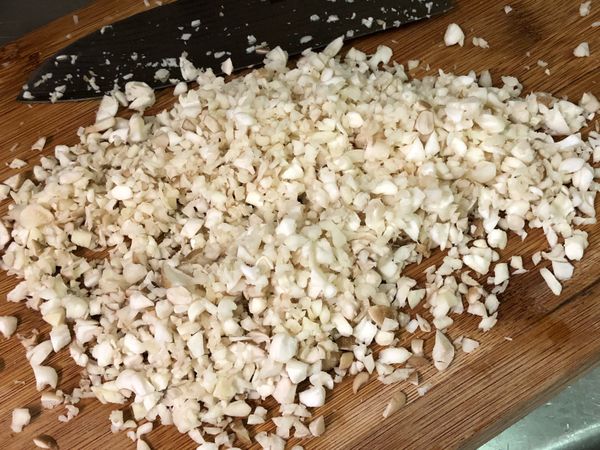 將菇菇各取1/4包切成小丁狀