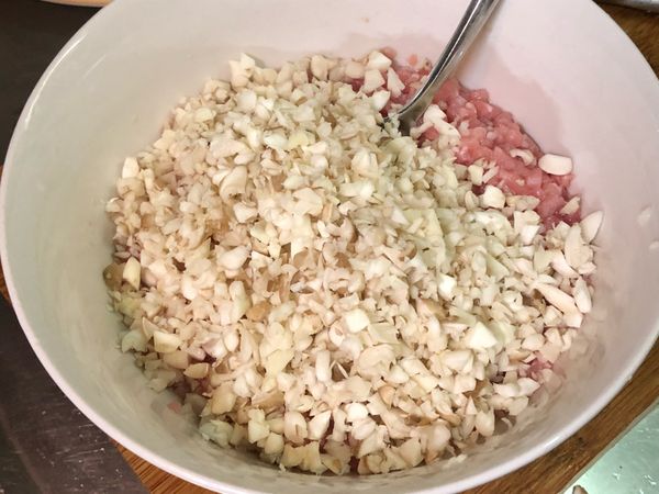 將菇菇小兵們放入豬絞肉中