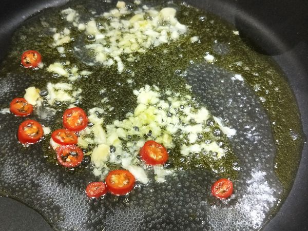 用煮雞湯撈出的雞油湯，滾後爆香辛香料