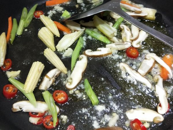放入紅蘿蔔、四季豆、玉米筍、香菇先炒熟