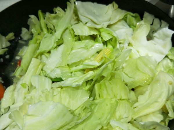 接著放入高麗菜拌炒，等高麗菜快熟了倒入調味料
