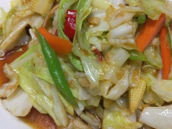 倒入調味料拌炒出香味，即完成