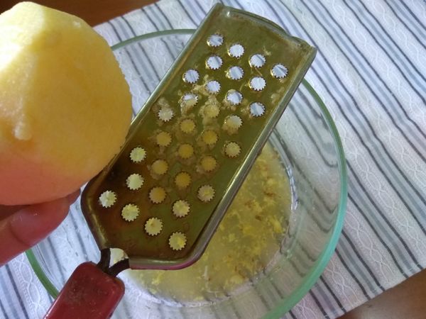 小蘋果削去外皮，使用磨泥器將蘋果果肉磨成泥。