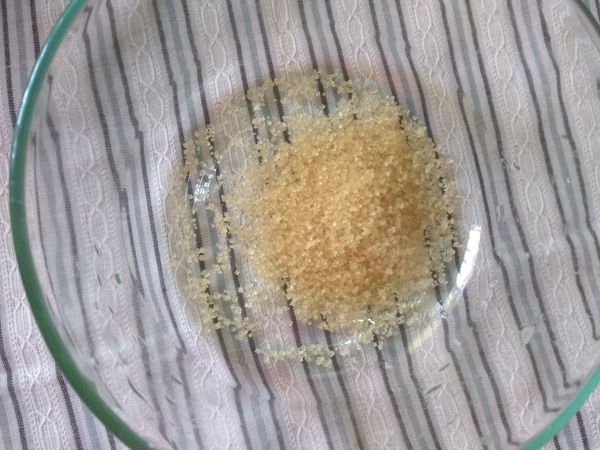 取一個料理碗，在碗內放入砂糖。