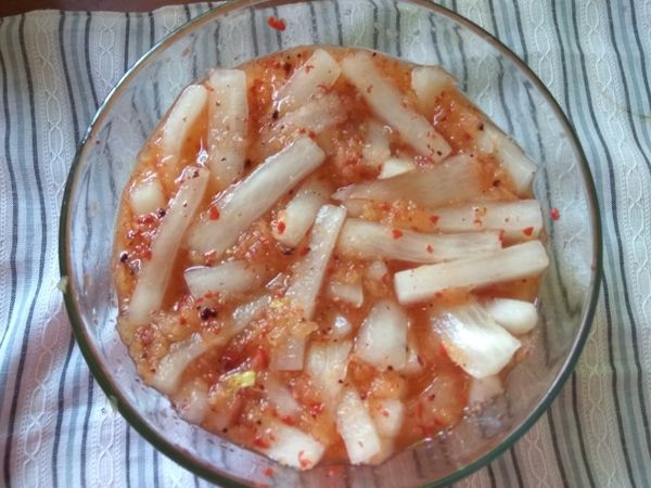 將所有食材拌勻，並稍為壓實，讓空氣擠出，蓋上蓋子放入冰箱內冷藏醃漬半天就可以食用了。