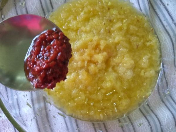 在料理碗內加入紅麴醬。