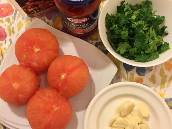 準備食材，牛蕃茄放入滾水中，等皮大致脫落後撈起，將蕃茄皮去除後切成小塊狀，旁邊放涼備用。