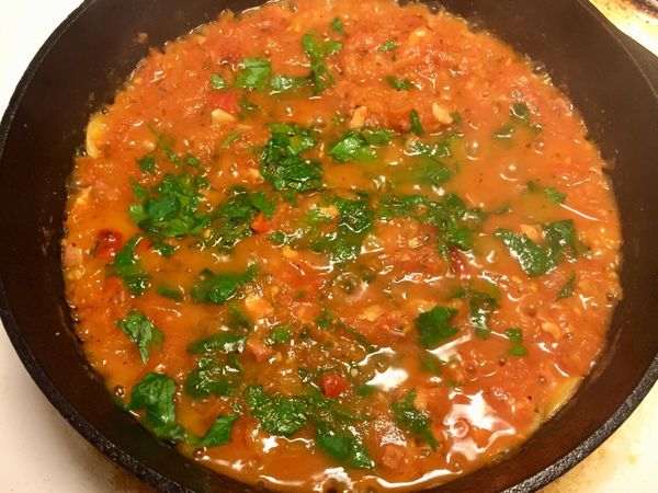 將燉煮的蕃茄糊紅醬加入現磨黑胡椒、新鮮parsley，拌勻後即可熄火。