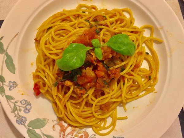 將煮好的義大利麵加入燉煮好的蕃茄糊紅醬，讓醬汁均勻附著麵體後即可盛盤。開動前可加一些帕瑪森乳酪。
