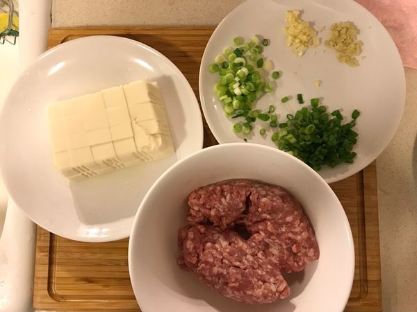 備料 - 豆腐切丁(我使用嫩豆腐)/ 蔥末/ 薑末/ 蒜末