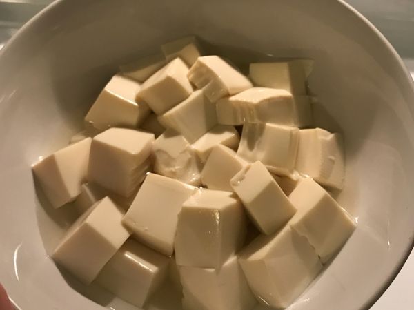 去除豆味 - 滾水加鹽,川燙豆腐3~5分鐘後撈起備用