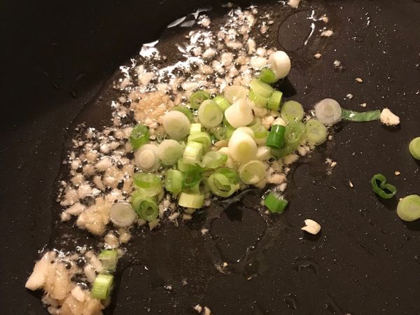 用剛剛的花椒油繼續爆香蔥,薑,蒜末