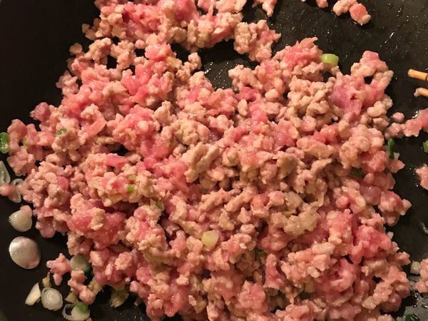 下絞肉炒至金黃後,淋一匙米酒