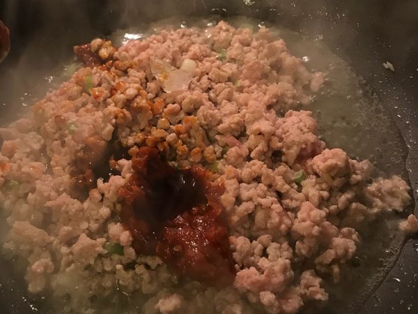 下豆瓣醬,醬油膏,冰糖炒勻