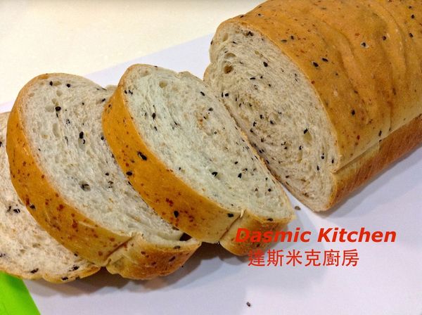 取出烤盒、倒出麵包、放在鐵架上至完全涼透