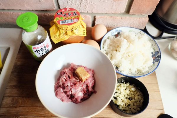 備料：兩人分隔夜飯、蒜末、雞蛋，肉絲以碗盛裝，置入醬油&amp;豆腐乳調味。