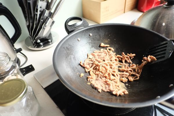 肉絲跟蛋，分別入鍋快炒至半熟，起鍋備用