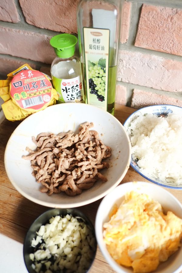 完成肉絲&amp;炒蛋的半熟備用狀態