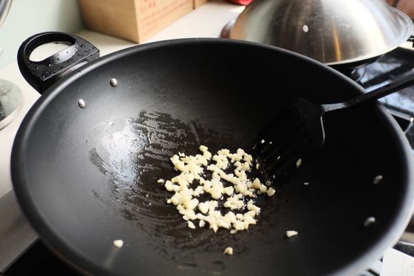 蒜末進油鍋爆香
