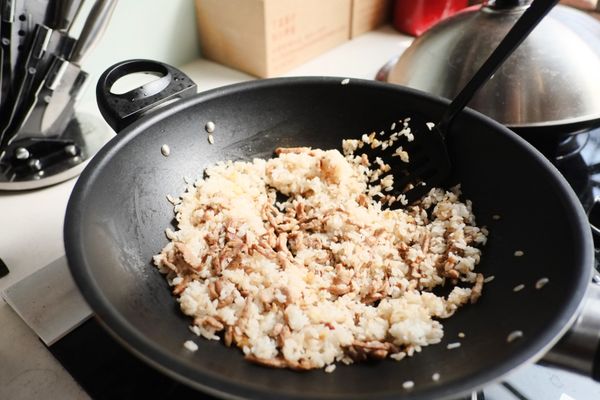 置入肉絲&amp;隔夜飯攪拌均勻 (若覺得太乾可加入少許開水)