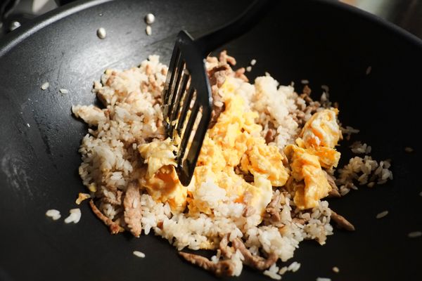 最後加入炒蛋，撒上些許鹽巴即可