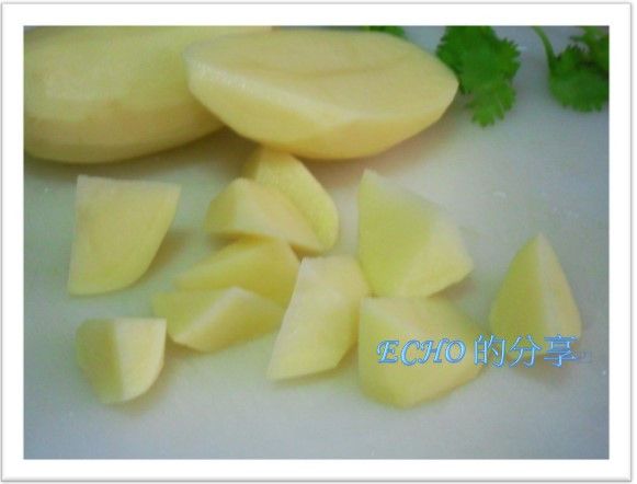 馬鈴薯去皮切小塊。