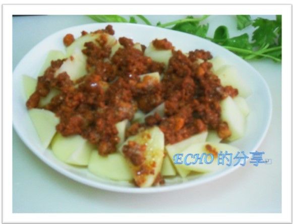 將切好的馬鈴薯放入有點深度的盤中倒入肉醬。