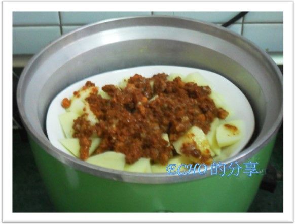 在電鍋外鍋中加入1杯量米杯的水，將作法2.放入，按下開關蒸煮至開關跳起即可。