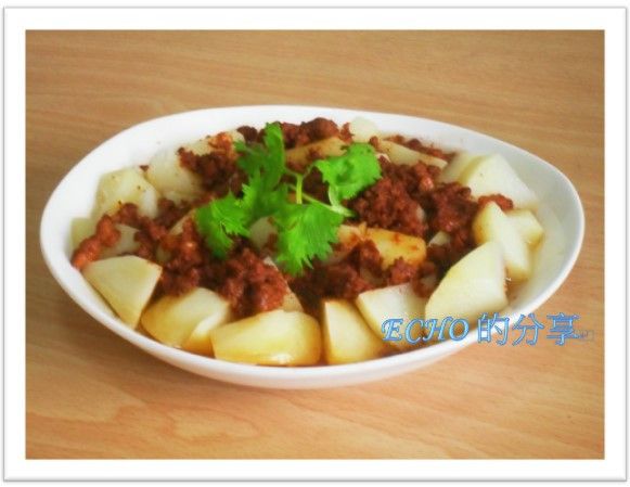 好！電鍋版的馬鈴薯燒肉完成了，簡單少油煙又不會失手(吃時記得要拌勻喔！)。