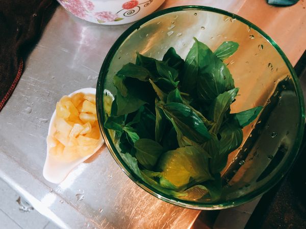 蒜頭切末，九層塔洗乾淨去硬梗只留葉子