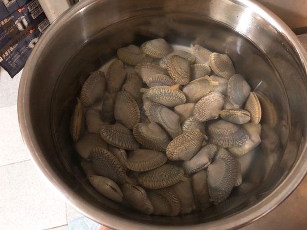 海瓜子洗乾淨，泡鹽水約2-3小時，再洗乾淨一次
