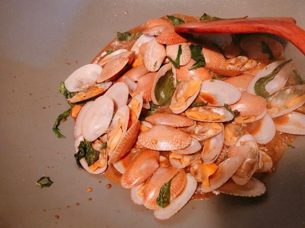 海瓜子炒到微開放人九層塔拌炒至海瓜子全開即可