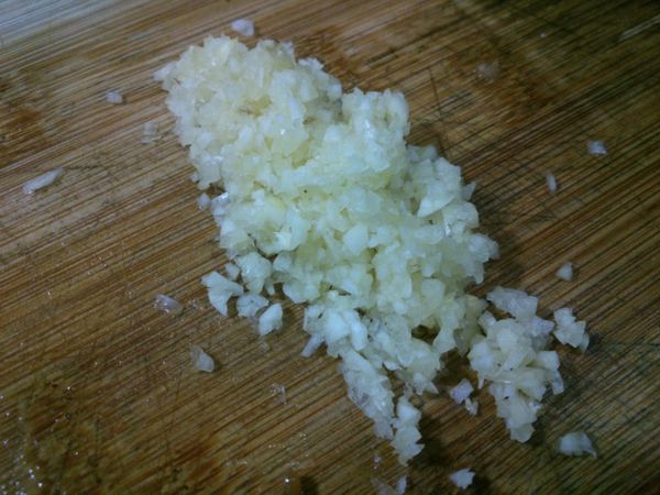 將大蒜切末，越細越好，但不要磨成泥。