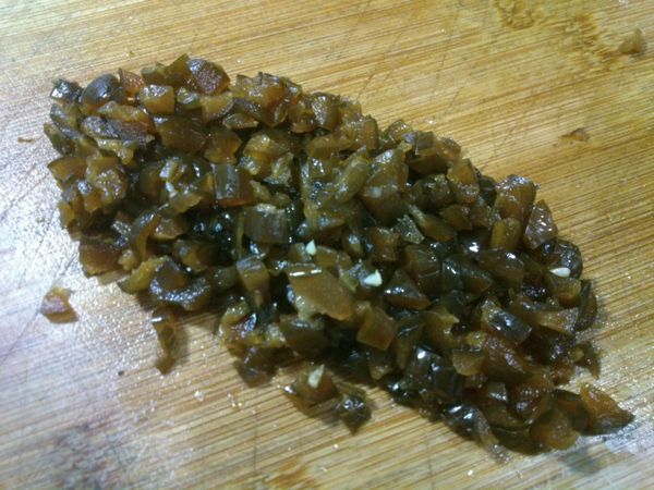 將花瓜切小丁，請將瓜汁留好。