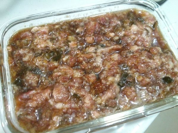 將攪拌完成的絞肉和花瓜汁放進容器中。有時間的話可以稍微擺個10分鐘。