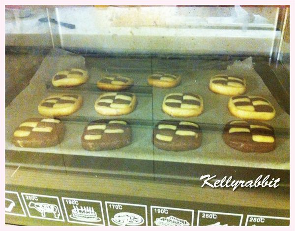 取出麵糰去掉頭尾，再切成厚約1cm，烤盤上等距放好後，放入170度烤箱，烘烤約15分鐘即可