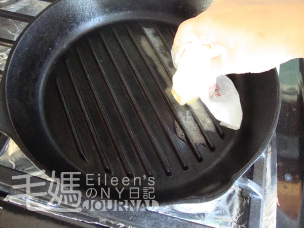 從烤箱俚取出鑄鐵鍋, 在鐵鍋裡平均塗抹一層奶油