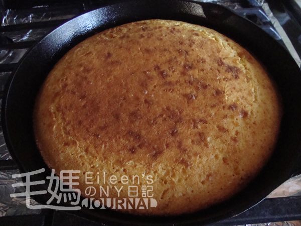 直到麵包成金黃色。（檢查是否熟透, 可以用牙籤在中心點戳入, 沒有沾黏即可。或在中心輕壓一下, 麵包手感紮實, 會微微反彈即可。）