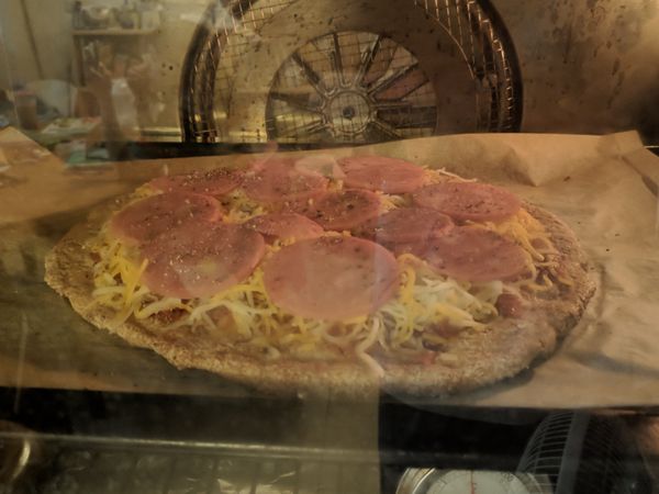 烤箱上下火250，預熱十分鐘，將麵團平舖至烤紙上，整成直徑約9吋扁平圓狀。放入烤箱二十分鐘。