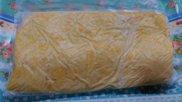 將分組1的無鹽奶油切丁，加入中粉和鹽，用手搓散奶油和麵粉充分混合。加入蛋和冰水用手抓勻成糰，用保鮮膜包起麵糰，稍微壓扁，放入冰箱冷藏至少4小時。