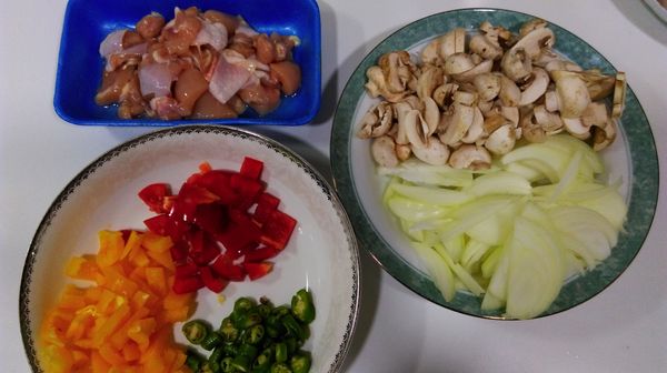 分組3的內餡，洋蔥切絲，寬度約0.5公分，雞腿肉切丁，紅，黃，青椒切丁，洋菇切片