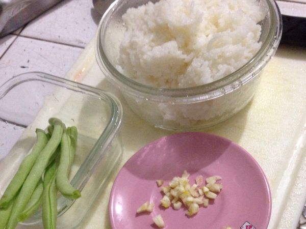 備料
蒜頭切末
四季豆拉纖維、去頭尾
煮白飯不要太濕